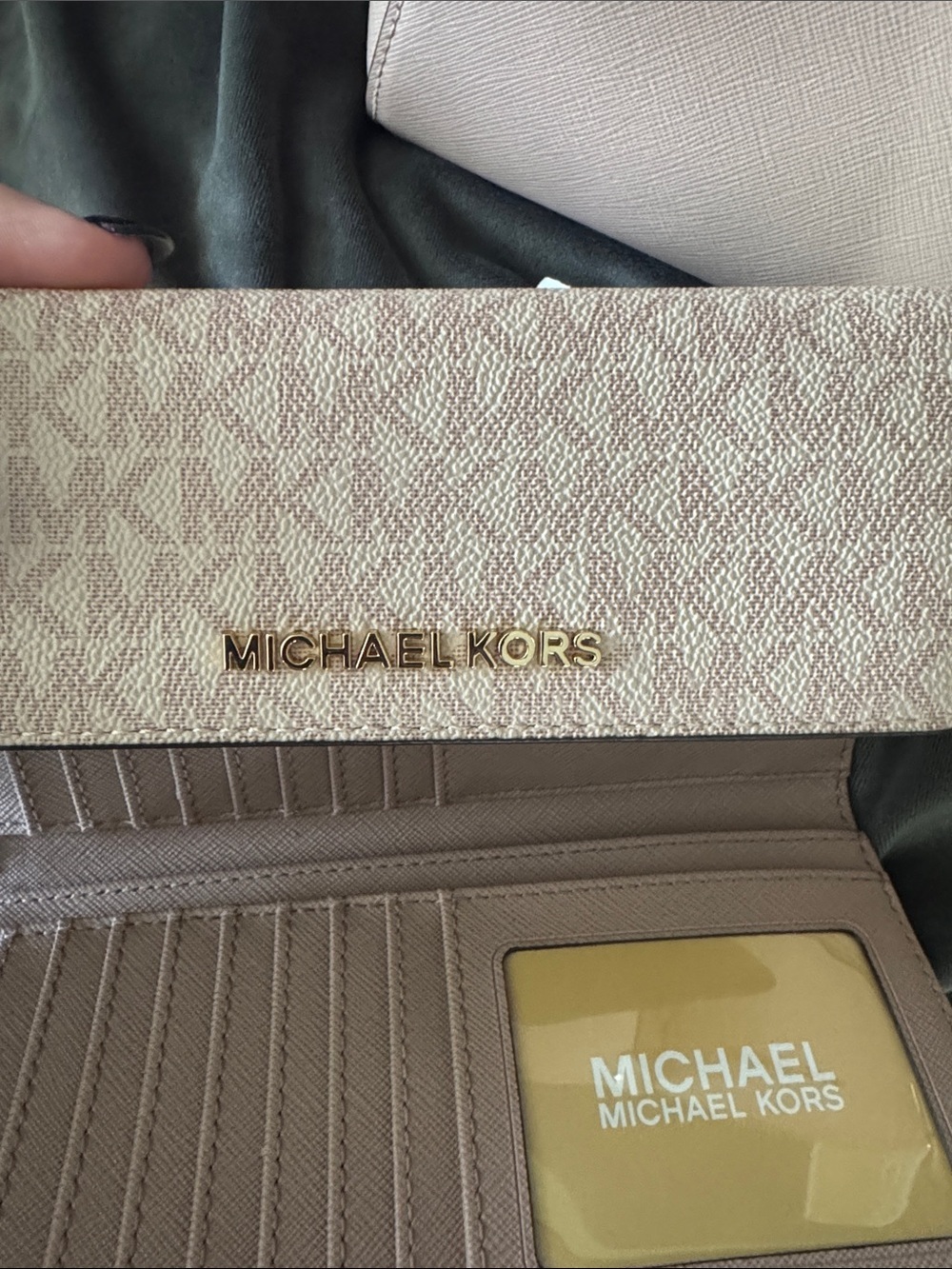 BNWT Michael Kors Pale Blush Satchel with Matching Wallet - Picture 6 of 13